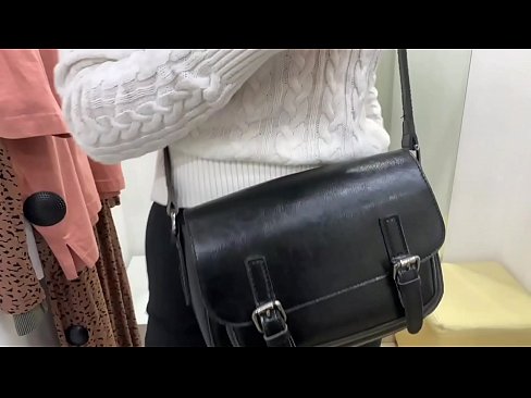 ❤️ 年轻婊子FeralBerry在试衣间用假阳具公开自慰 Porn video