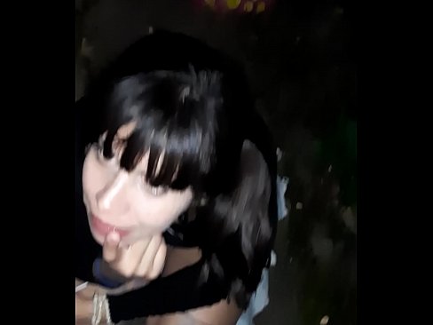 ❤️ 在街上膨胀的阴茎,以换取糖果 Porn video