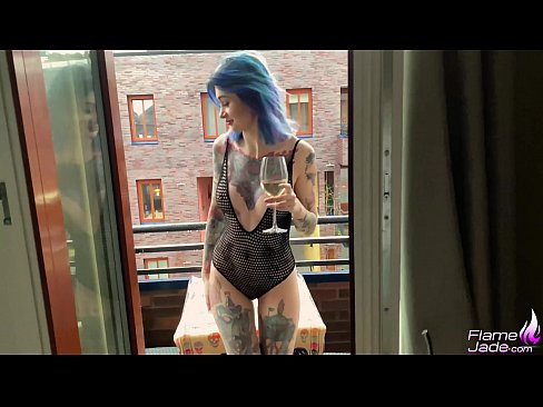 ❤️ 巨大的女孩大口吸吮,在空旷的天空下热情地做爱 Porn video